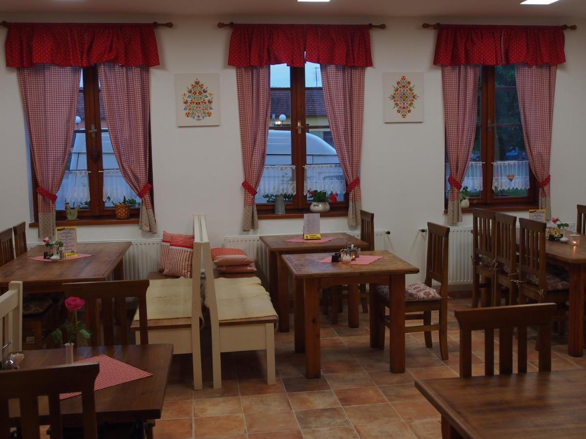 Penzion A Restaurace U Hroznu Velke Bilovice Exterior photo
