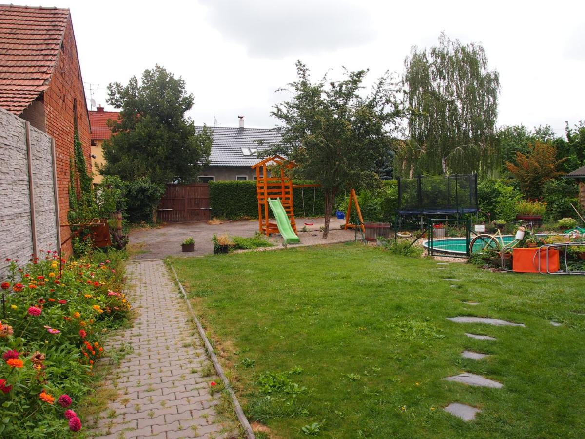 Penzion A Restaurace U Hroznu Velke Bilovice Exterior photo
